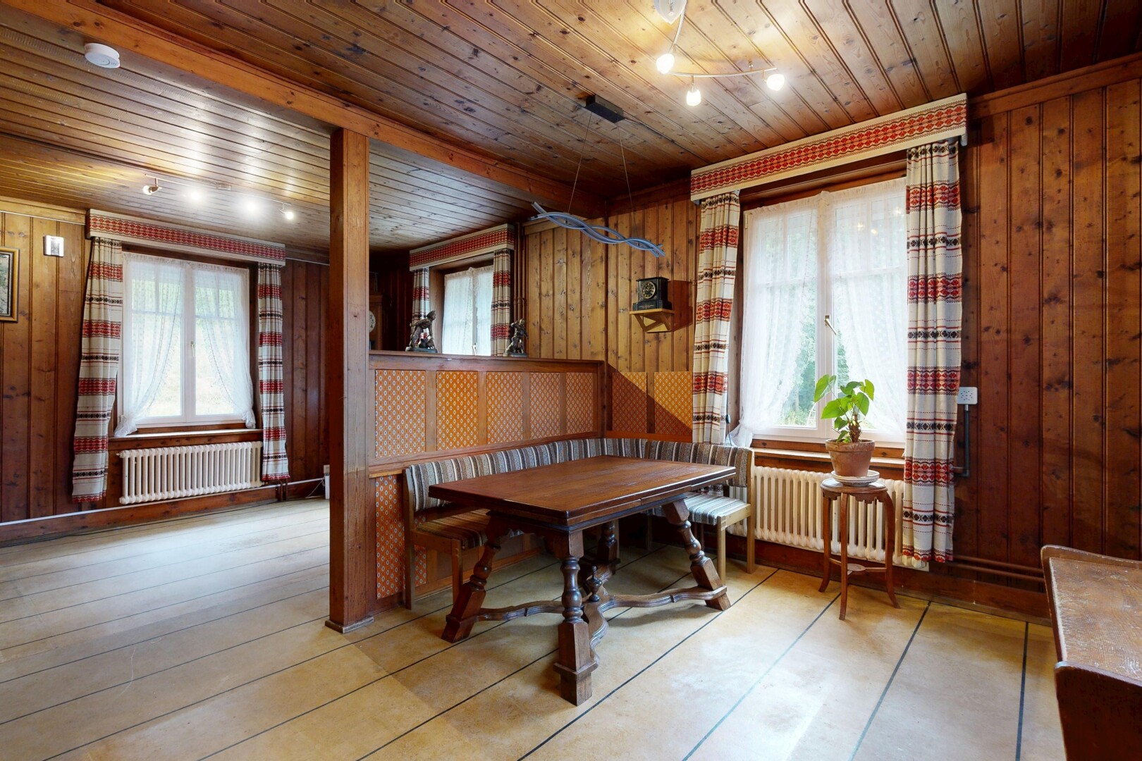 salle à manger avec wood ceiling, wood wall, plafond en bois, mur en bois, et radiateur