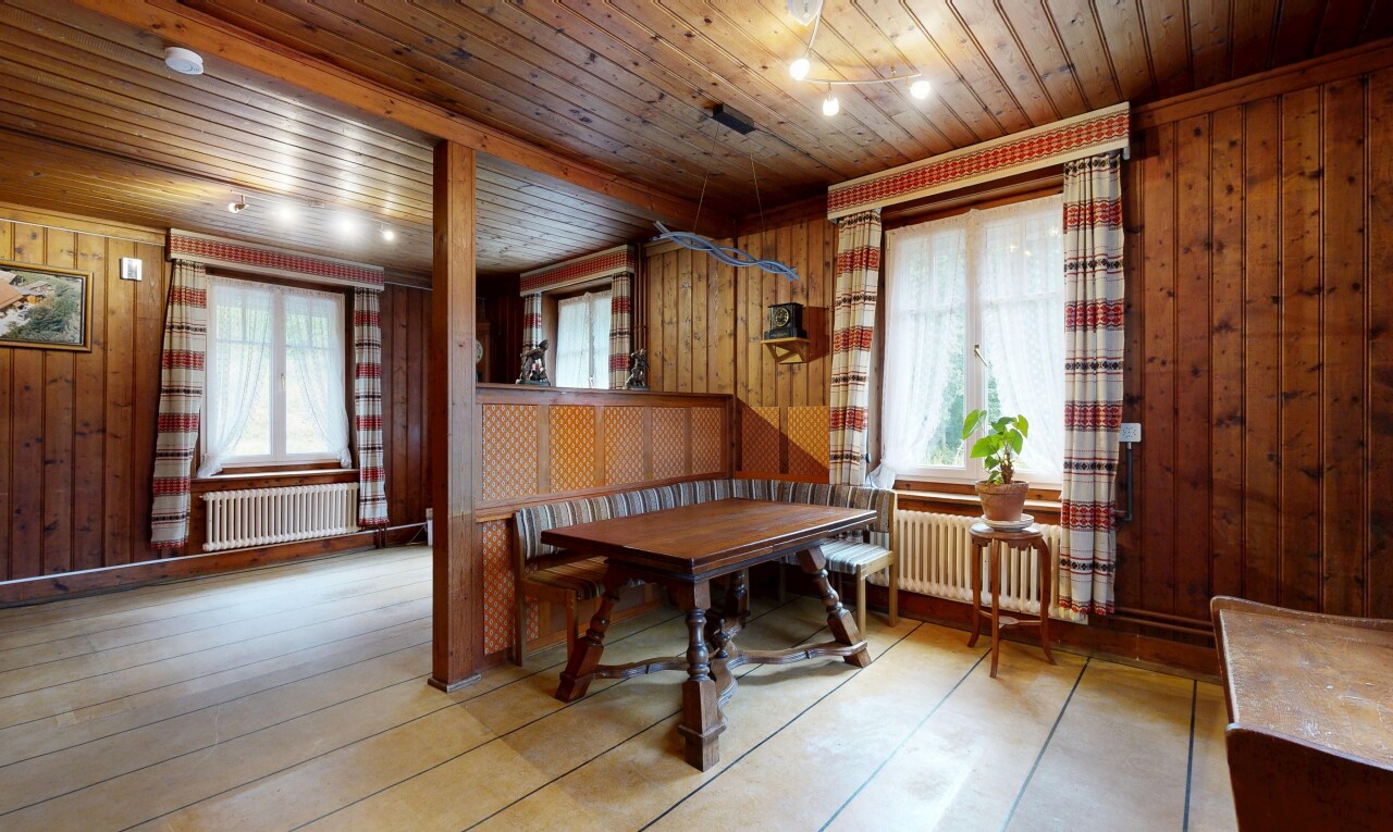 salle à manger avec wood ceiling, wood wall, plafond en bois, mur en bois, et radiateur