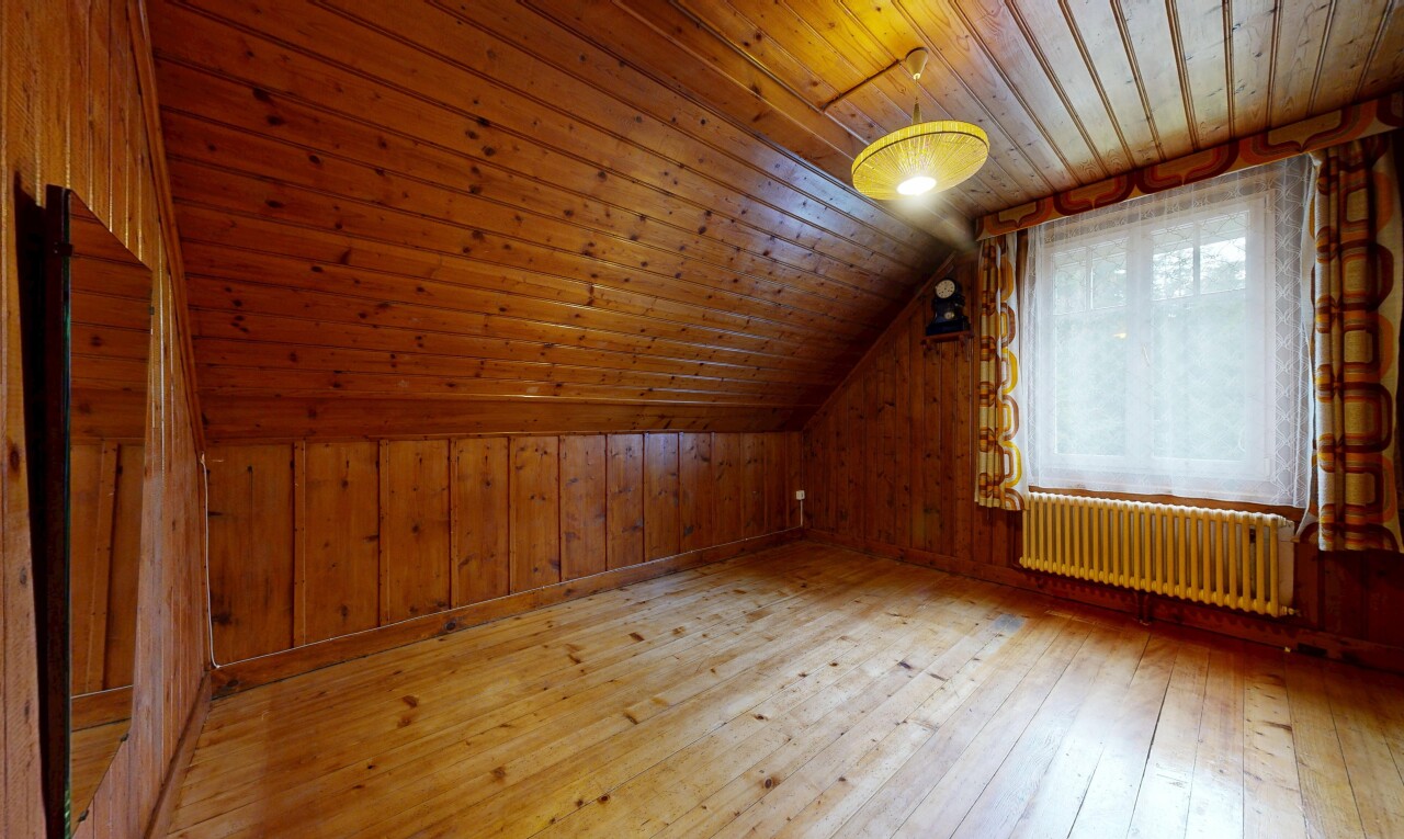 pièce vide avec pièce supplémentaire, dated wood wall, hardwood floor, wood ceiling, et plafond en bois