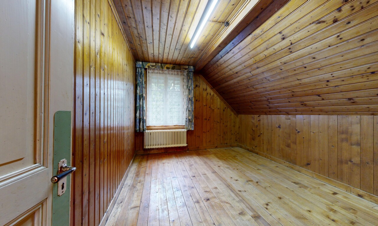 pièce vide avec hardwood floor, wood wall, mur en bois, dated wood wall, et wood finish floor