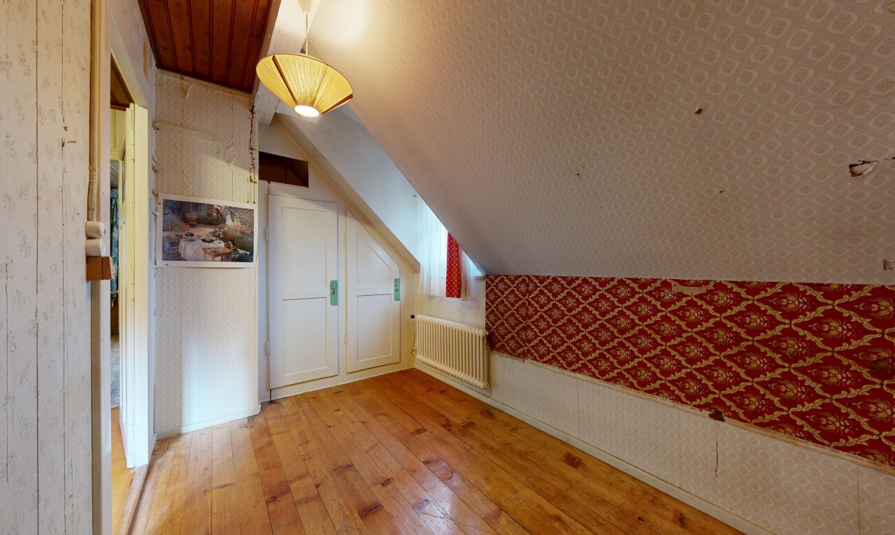 pièce vide avec wallpaper wall, mur en papier peint, vaulted ceiling, plafond voûté, et pièce supplémentaire