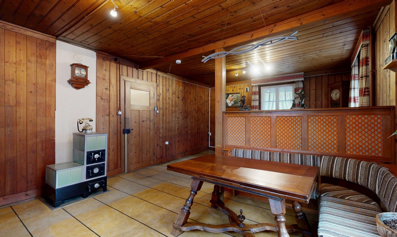 salle à manger avec wood ceiling, plafond en bois, wood wall, mur en bois, et dated wood wall