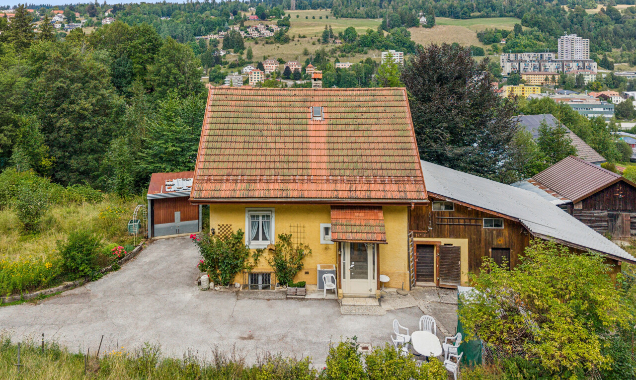 façade avec property visible, day time, drone view, et toit en tuiles