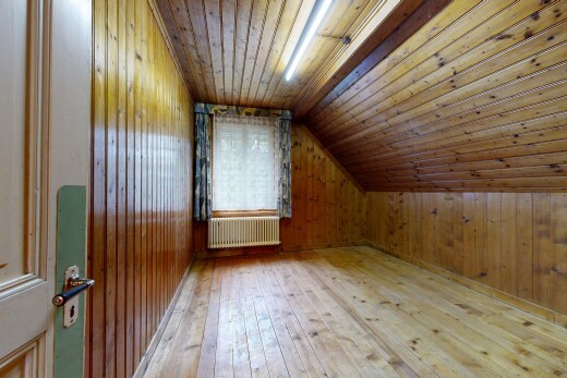 pièce vide avec hardwood floor, wood wall, mur en bois, dated wood wall, et wood finish floor