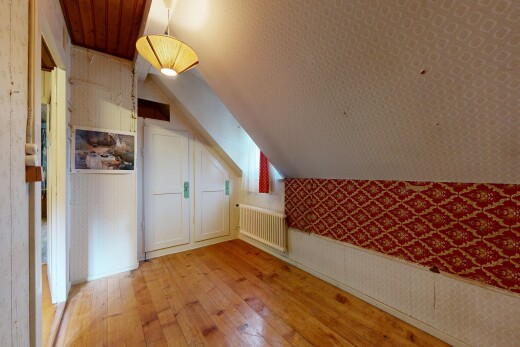 pièce vide avec wallpaper wall, mur en papier peint, vaulted ceiling, plafond voûté, et pièce supplémentaire