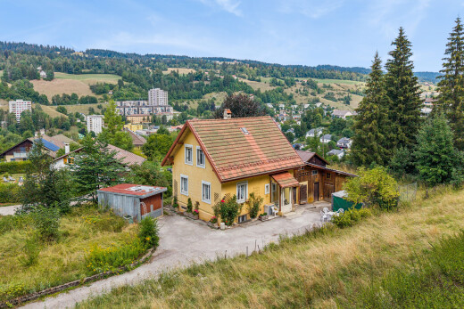 façade avec day time, property visible, structure extérieure, et drone view