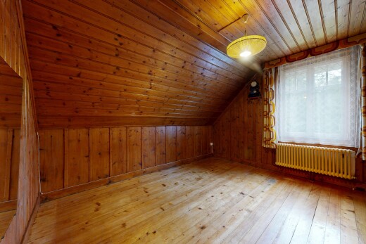 pièce vide avec pièce supplémentaire, dated wood wall, hardwood floor, wood ceiling, et plafond en bois