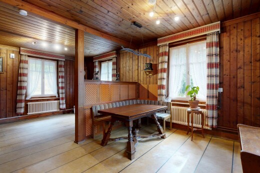 salle à manger avec wood ceiling, wood wall, plafond en bois, mur en bois, et radiateur