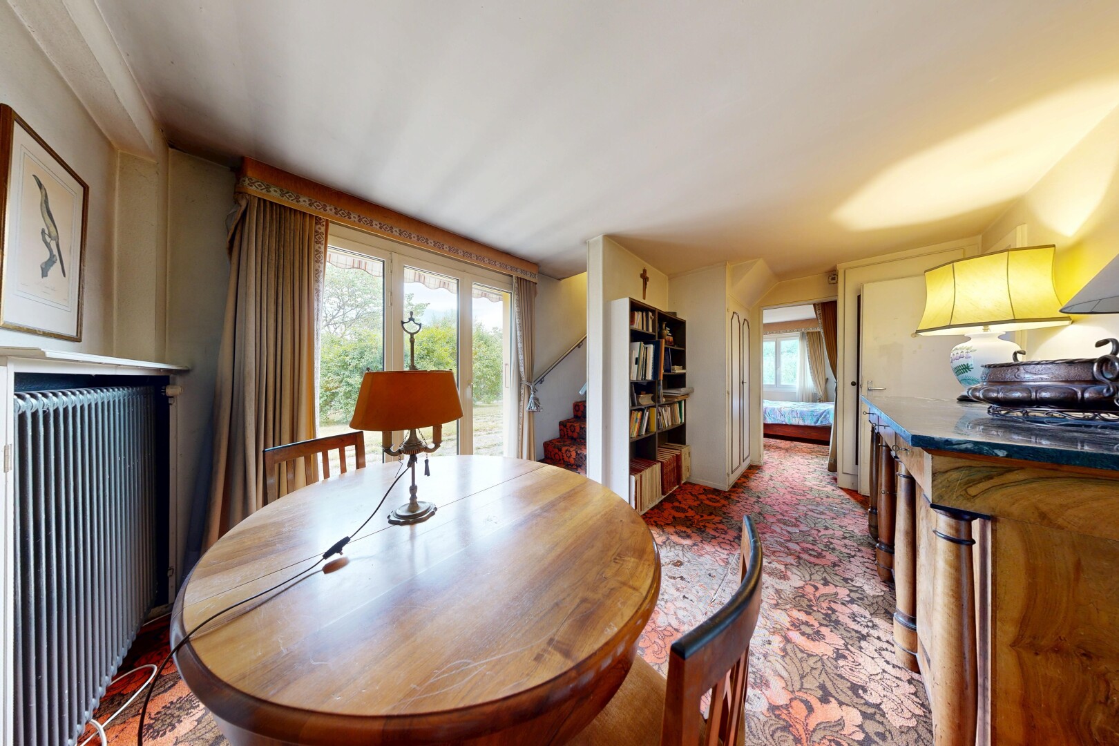 salle à manger avec inside property, radiateur, escaliers, lumière naturelle, et natural light