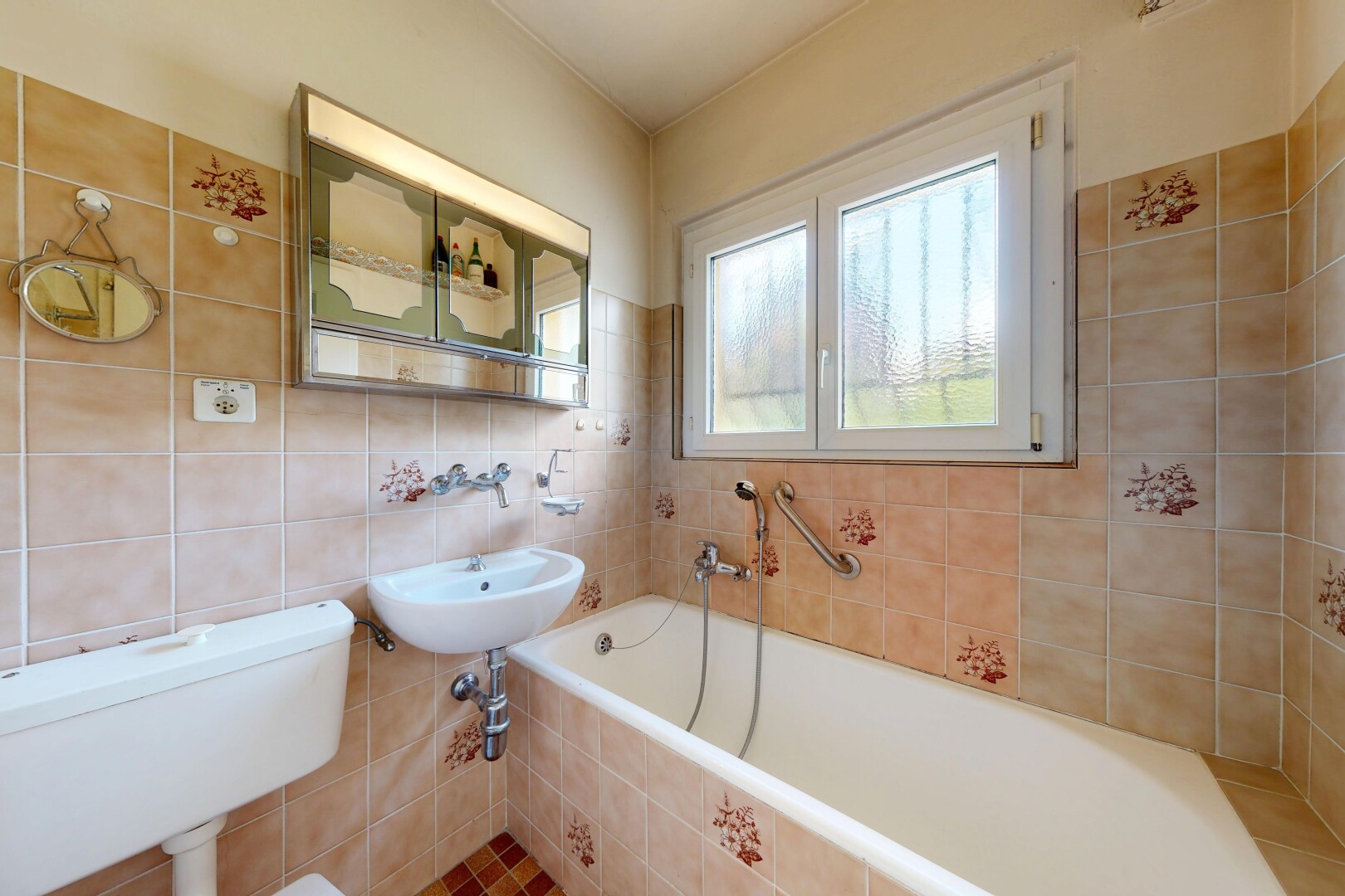 salle de bains avec salle de bain complète, bain, miroir, évier, et inside property