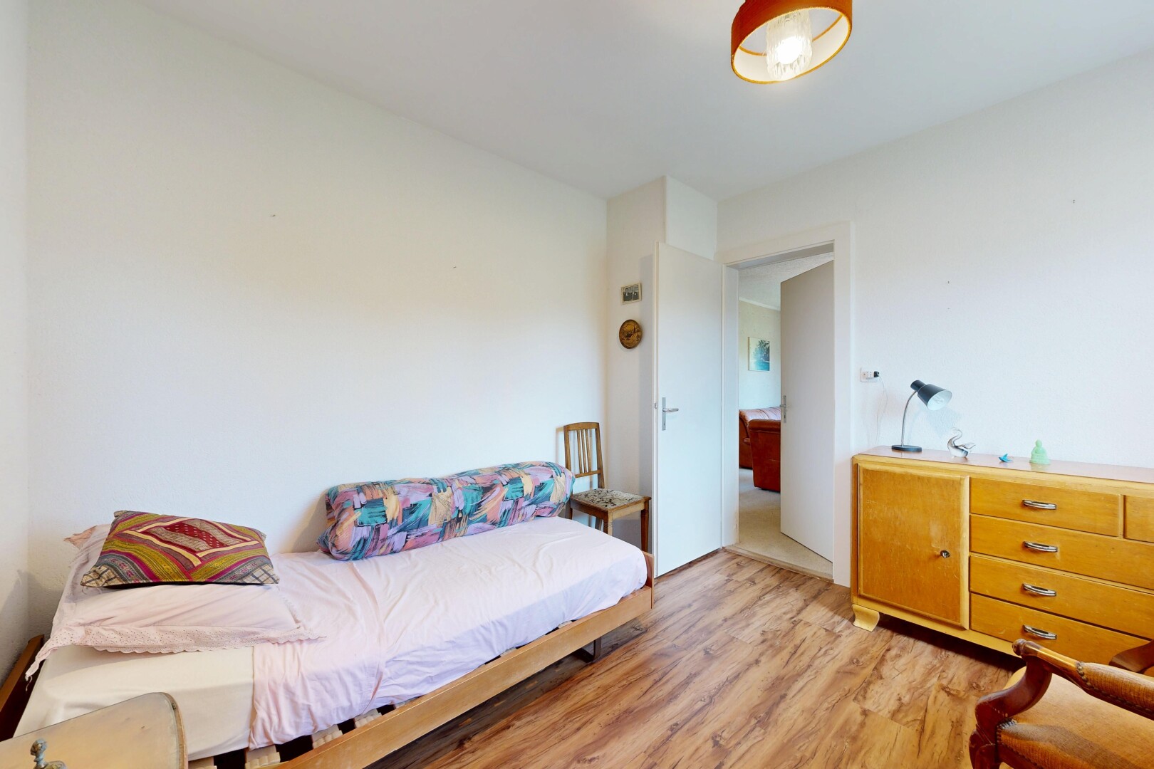 chambre avec sol en finition bois, wood finish floor, cloison sèche, drywall, et inside property