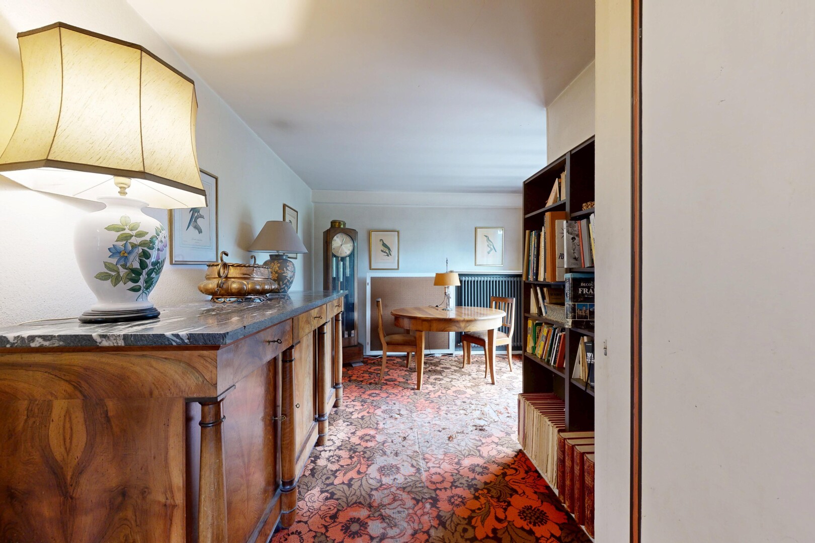 cuisine avec dark countertops, cloison sèche, drywall, inside property, et moquette