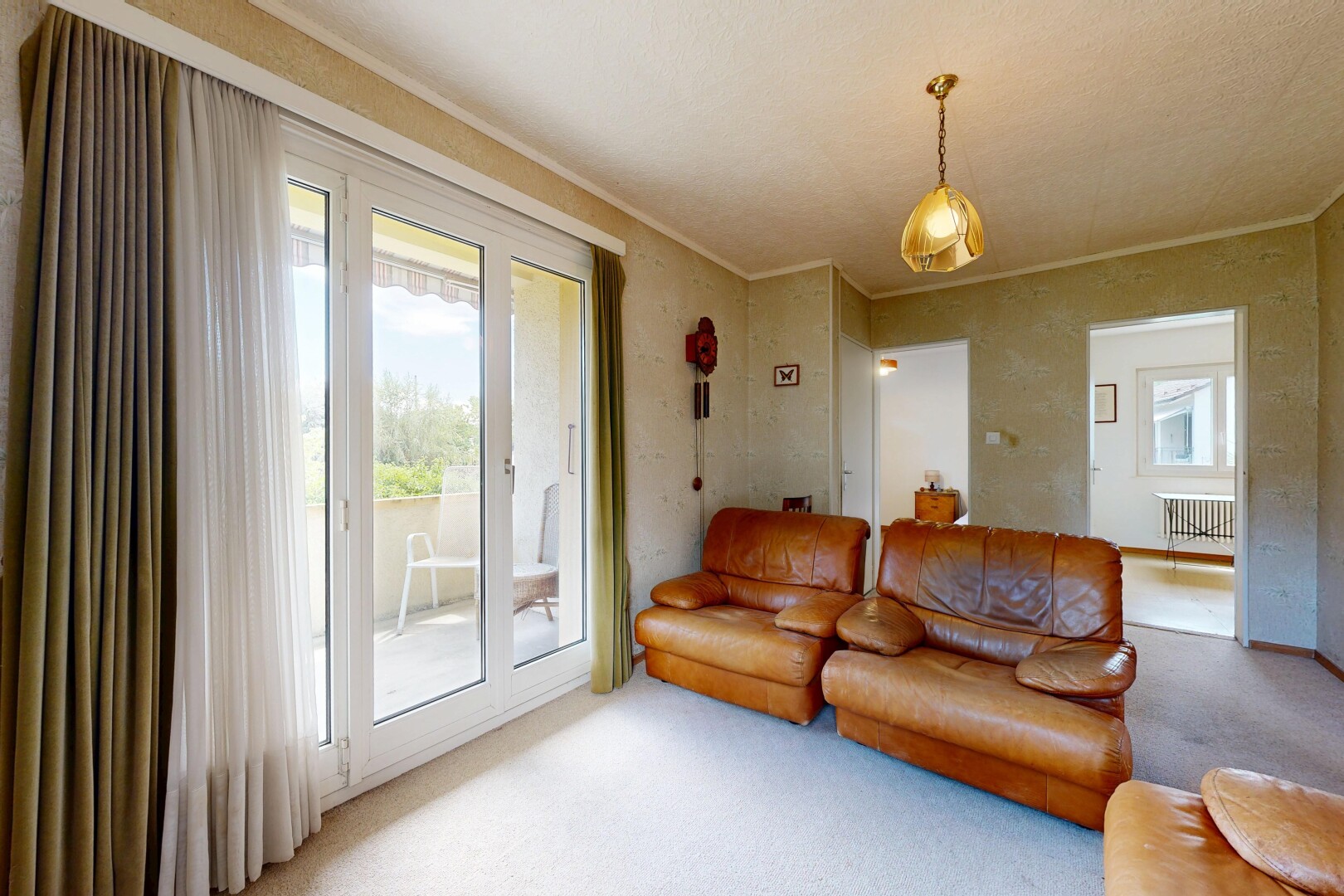 salon avec moquette, carpet, lumière naturelle, natural light, et inside property