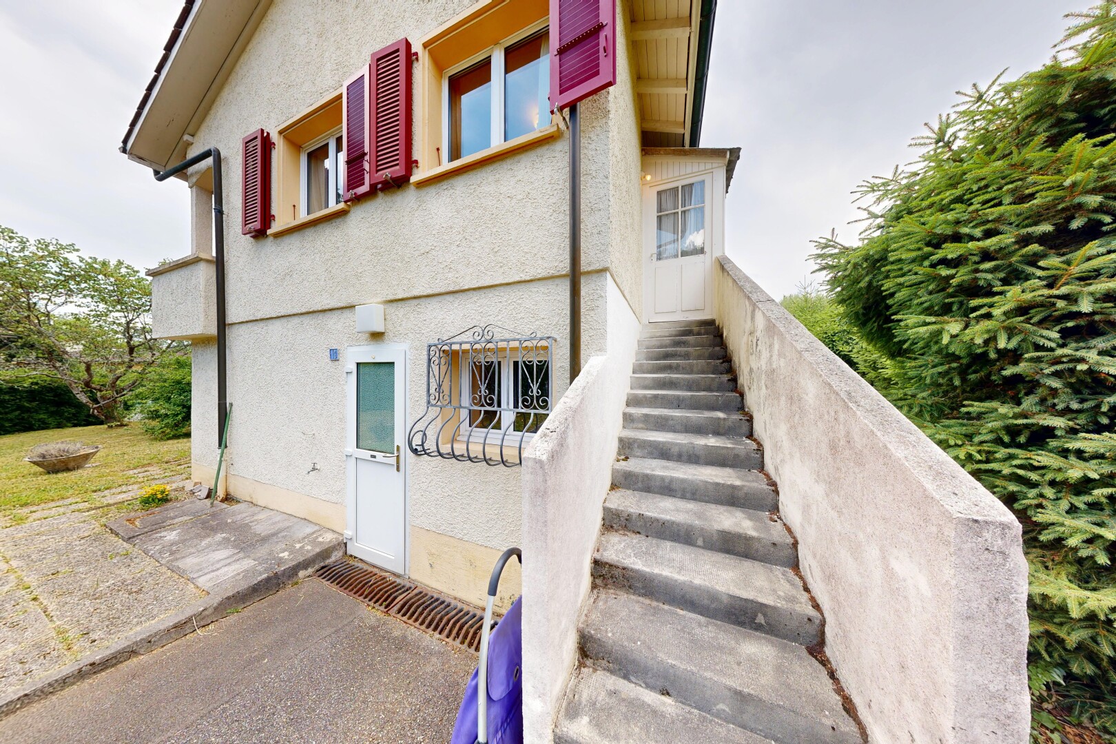 façade avec from property, bardage en stuc, overcast, et escaliers