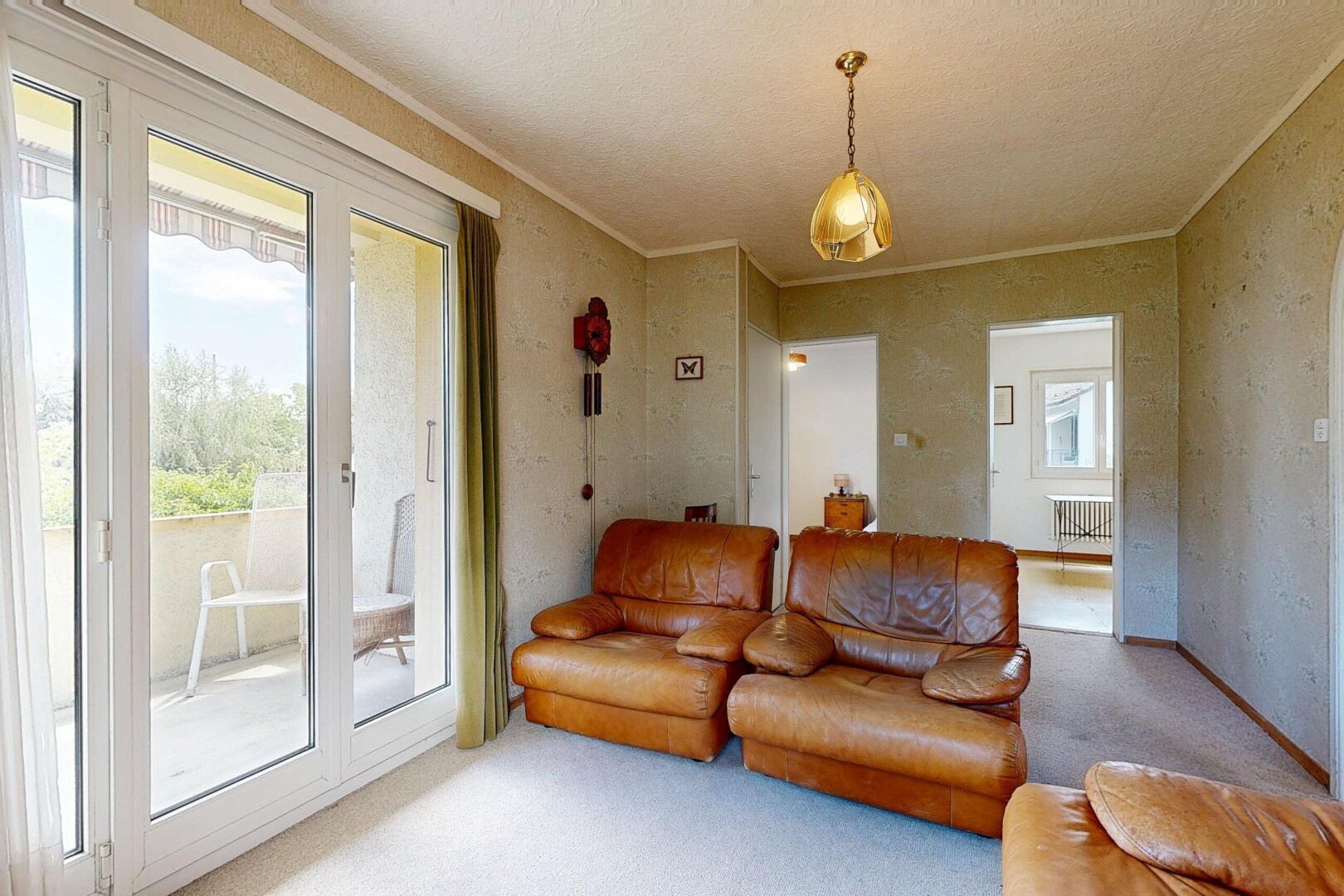 salon avec moquette, carpet, lumière naturelle, natural light, et inside property