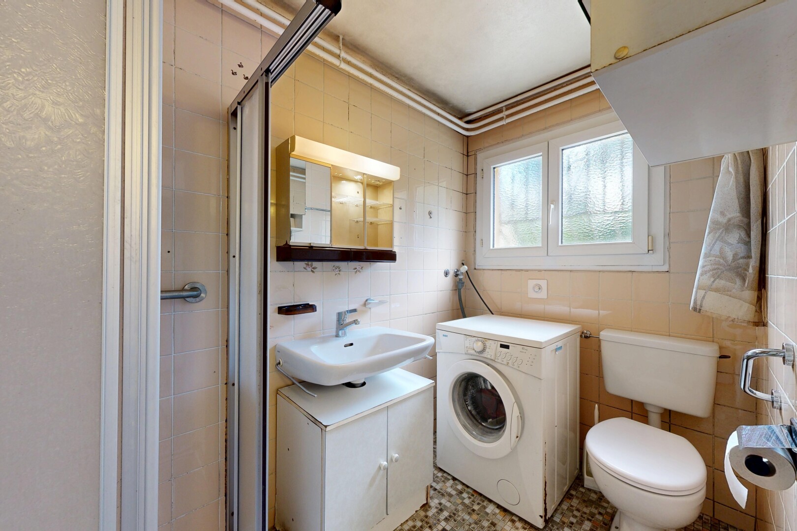 salle de bains avec douche, lave-linge et sèche-linge, mur en carrelage, tile wall, et miroir