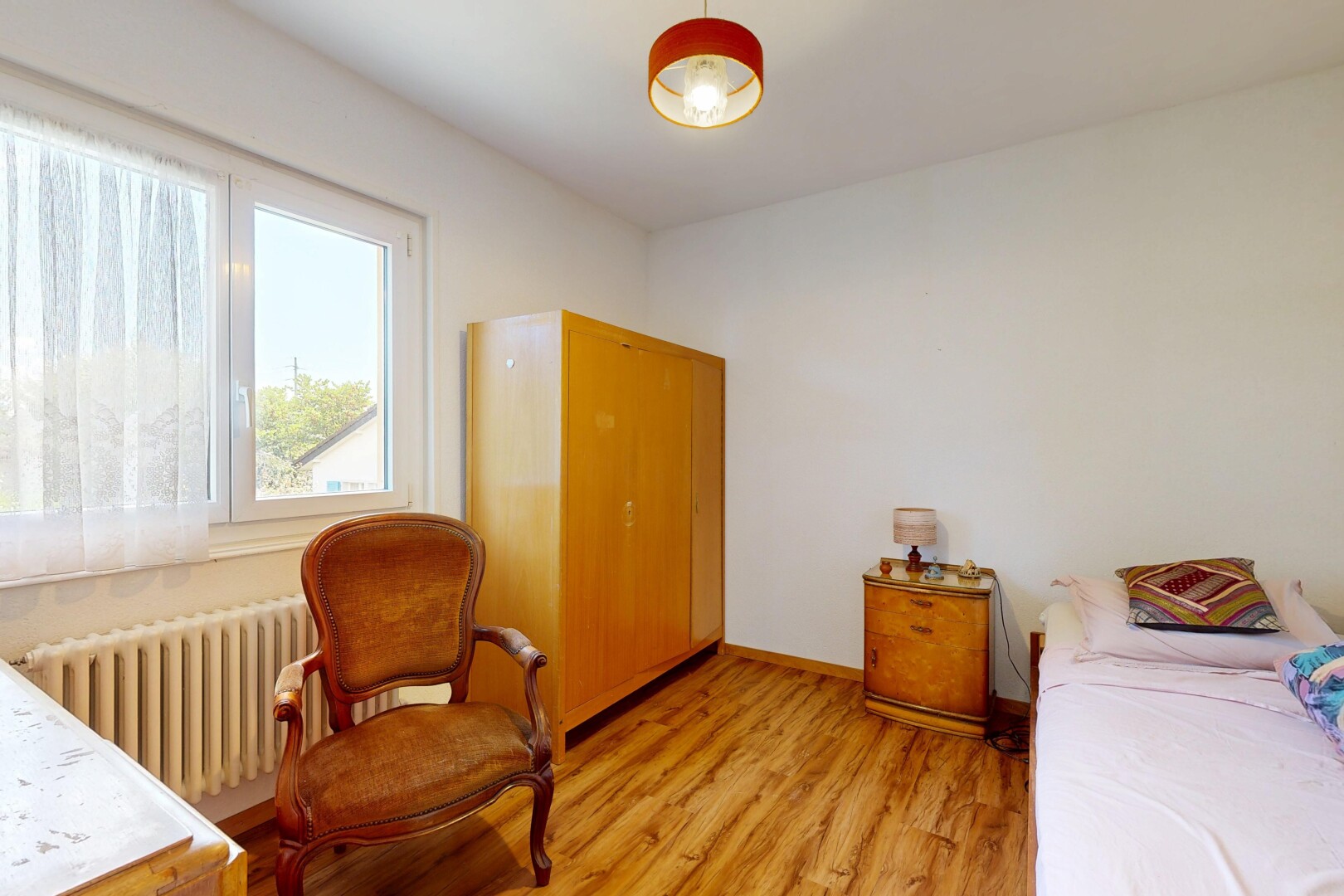 chambre avec radiateur, sol en finition bois, wood finish floor, cloison sèche, et drywall