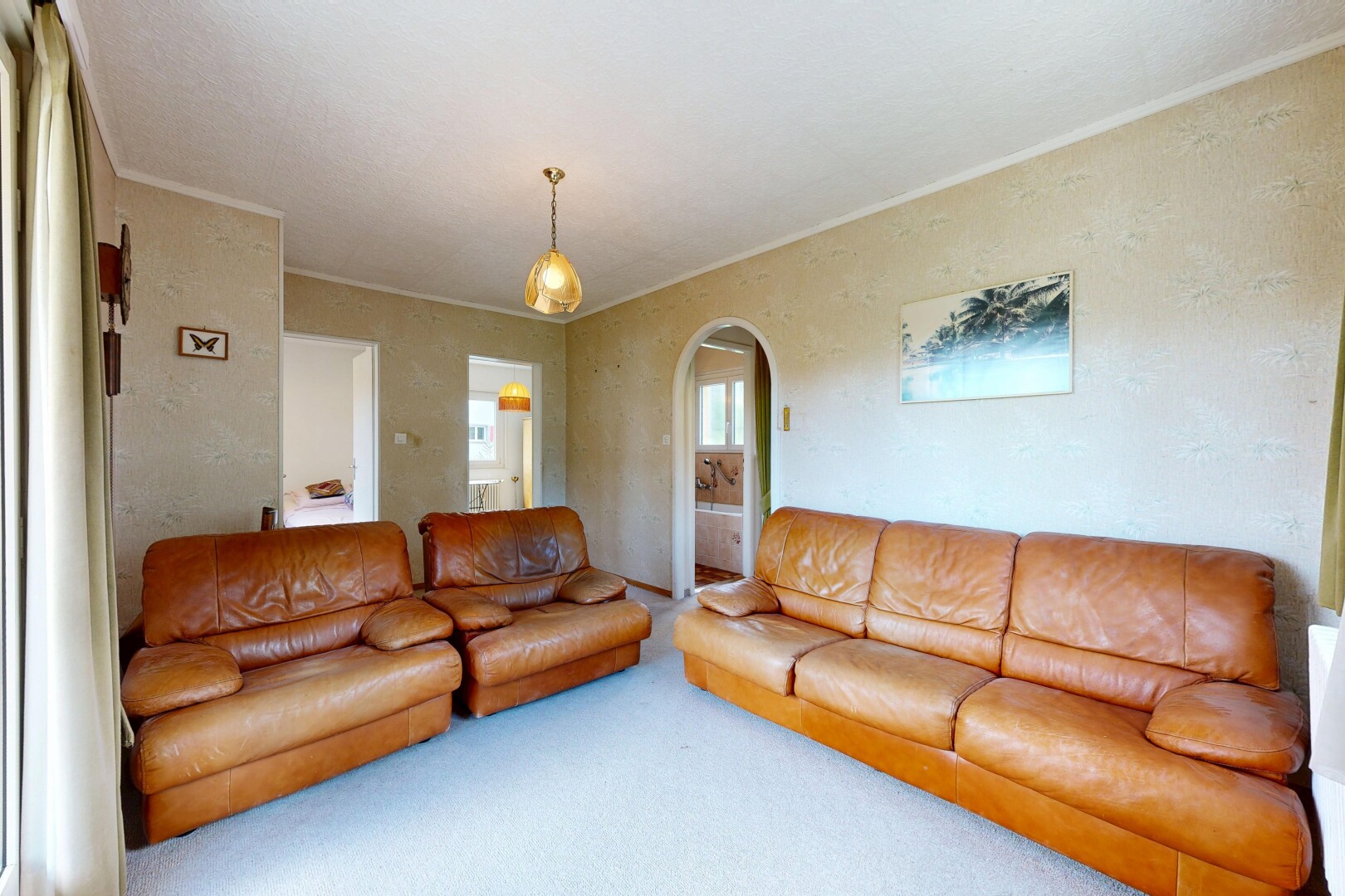salon avec passages en arc, moquette, carpet, inside property, et moulures