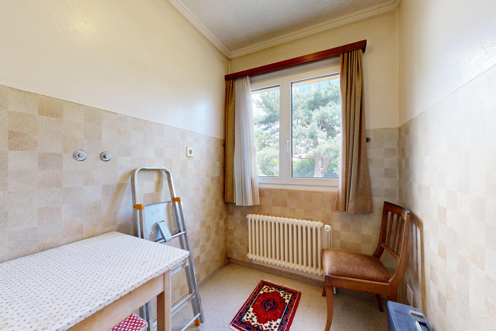 chambre avec radiateur, lumière naturelle, natural light, inside property, et mur en carrelage