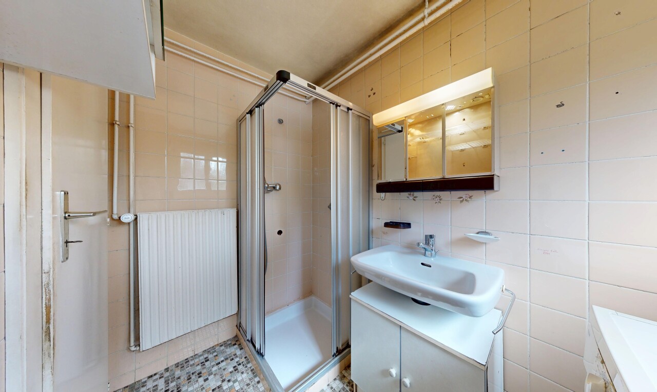 salle de bains avec mur en carrelage, tile wall, miroir, douche, et inside property