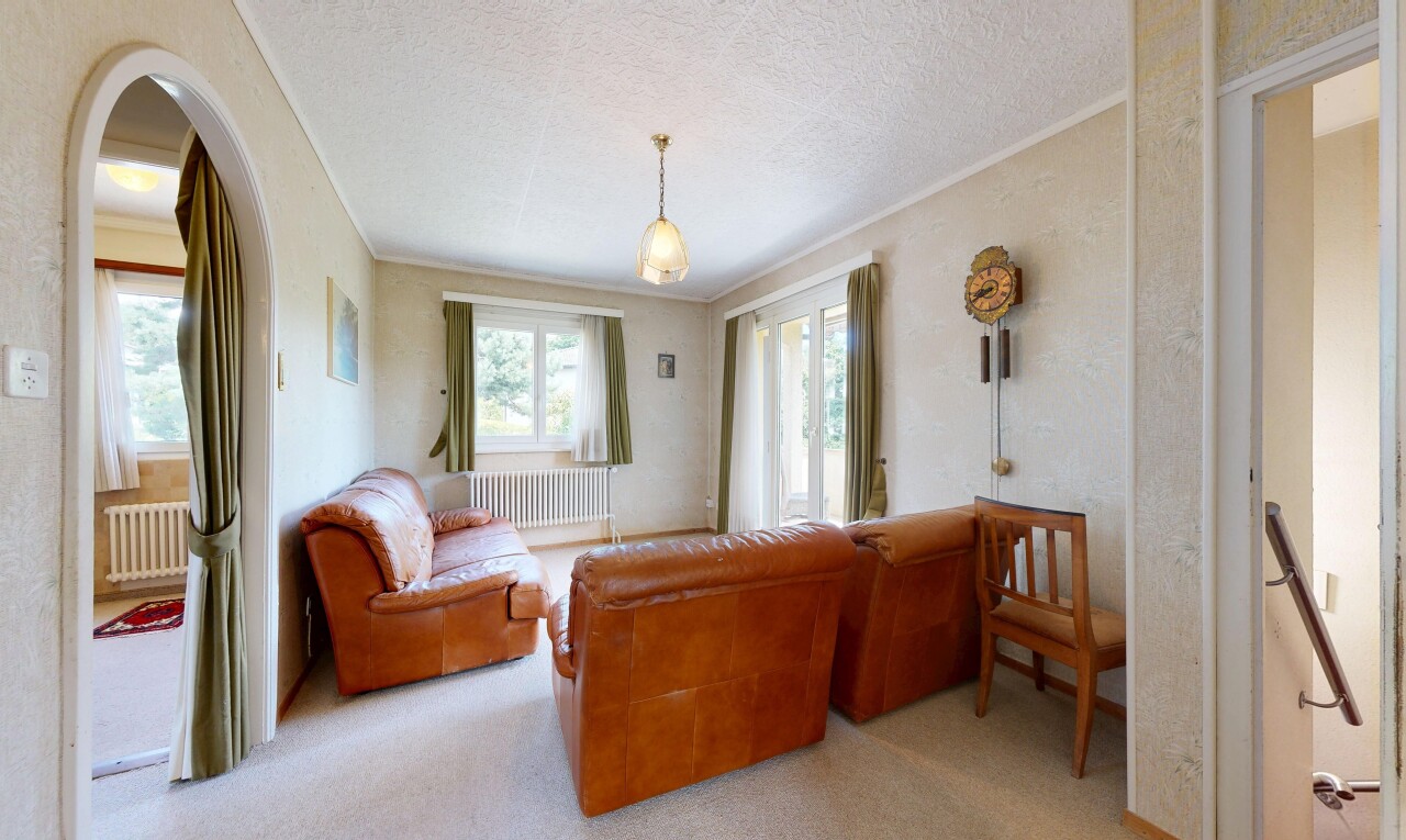 salon avec moquette, carpet, inside property, lumière naturelle, et natural light