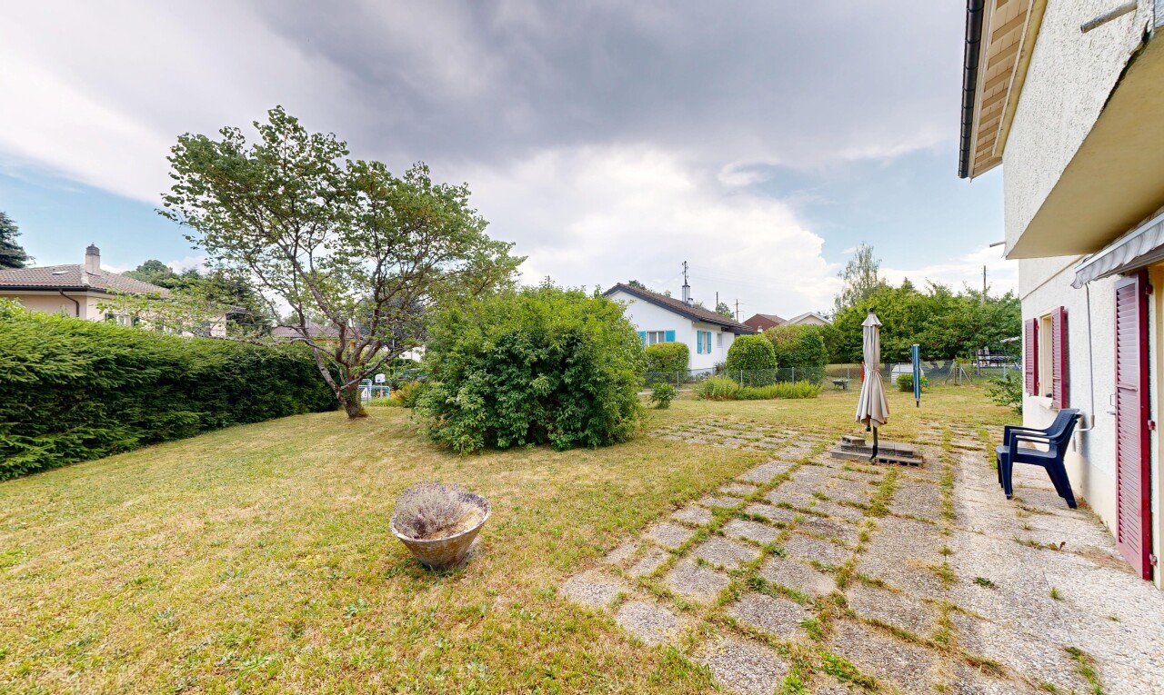 jardin avec from property, pelouse, terrasse, et day time