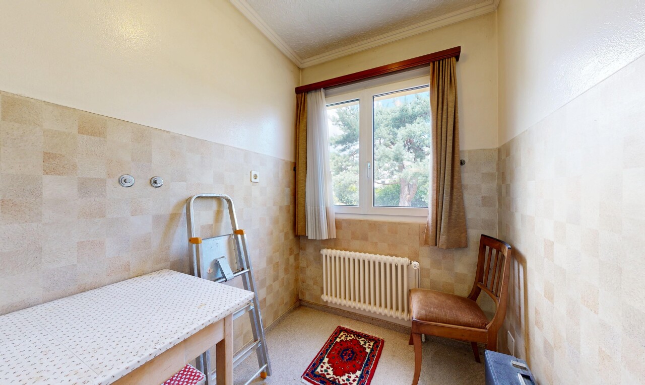 chambre avec radiateur, lumière naturelle, natural light, inside property, et mur en carrelage