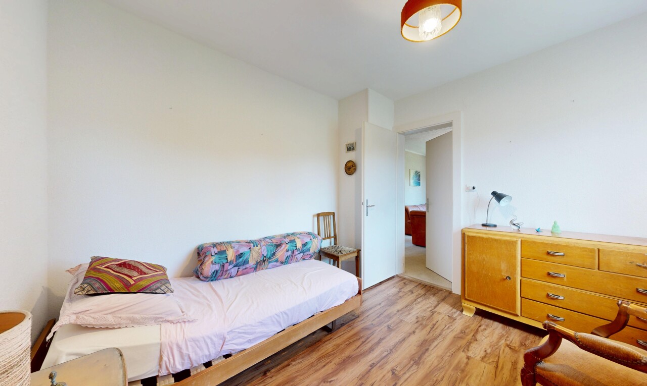 chambre avec sol en finition bois, wood finish floor, cloison sèche, drywall, et inside property