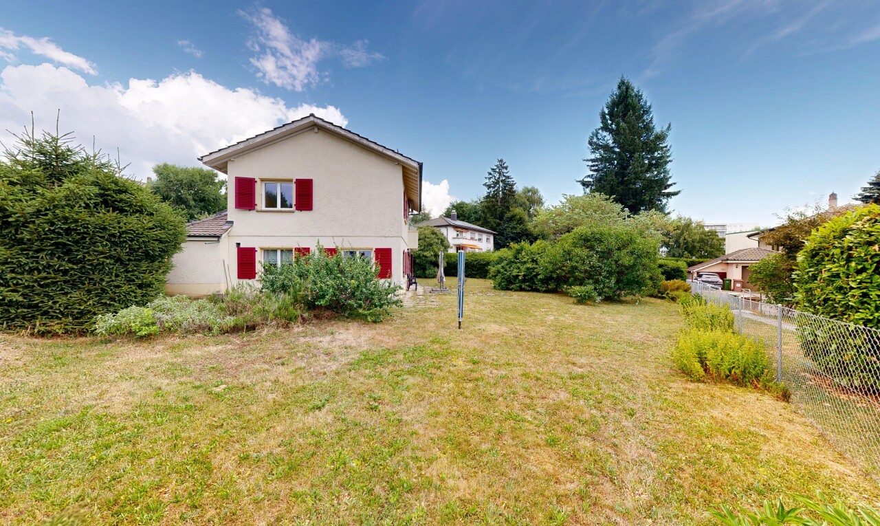 façade avec day time, property visible, pelouse, bardage en stuc, et clôture