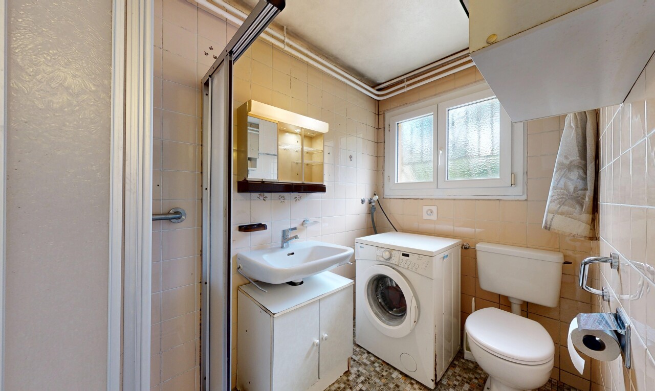 salle de bains avec douche, lave-linge et sèche-linge, mur en carrelage, tile wall, et miroir