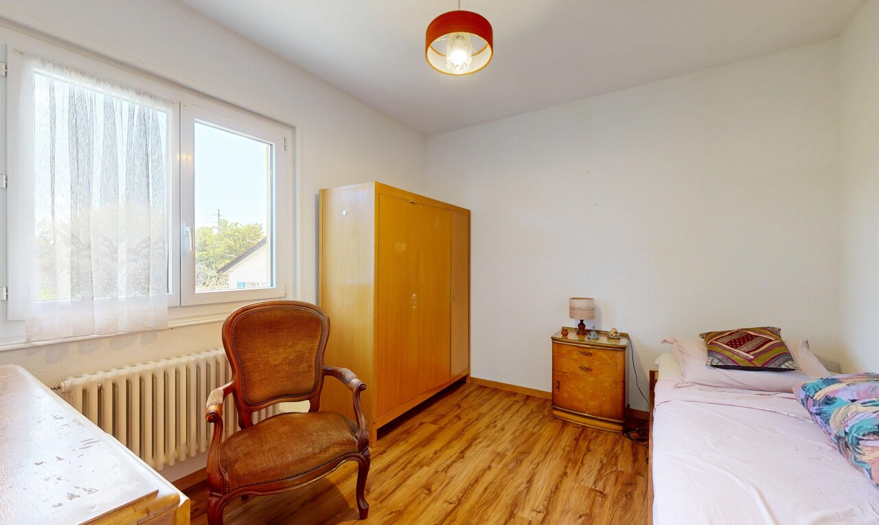 chambre avec radiateur, sol en finition bois, wood finish floor, cloison sèche, et drywall