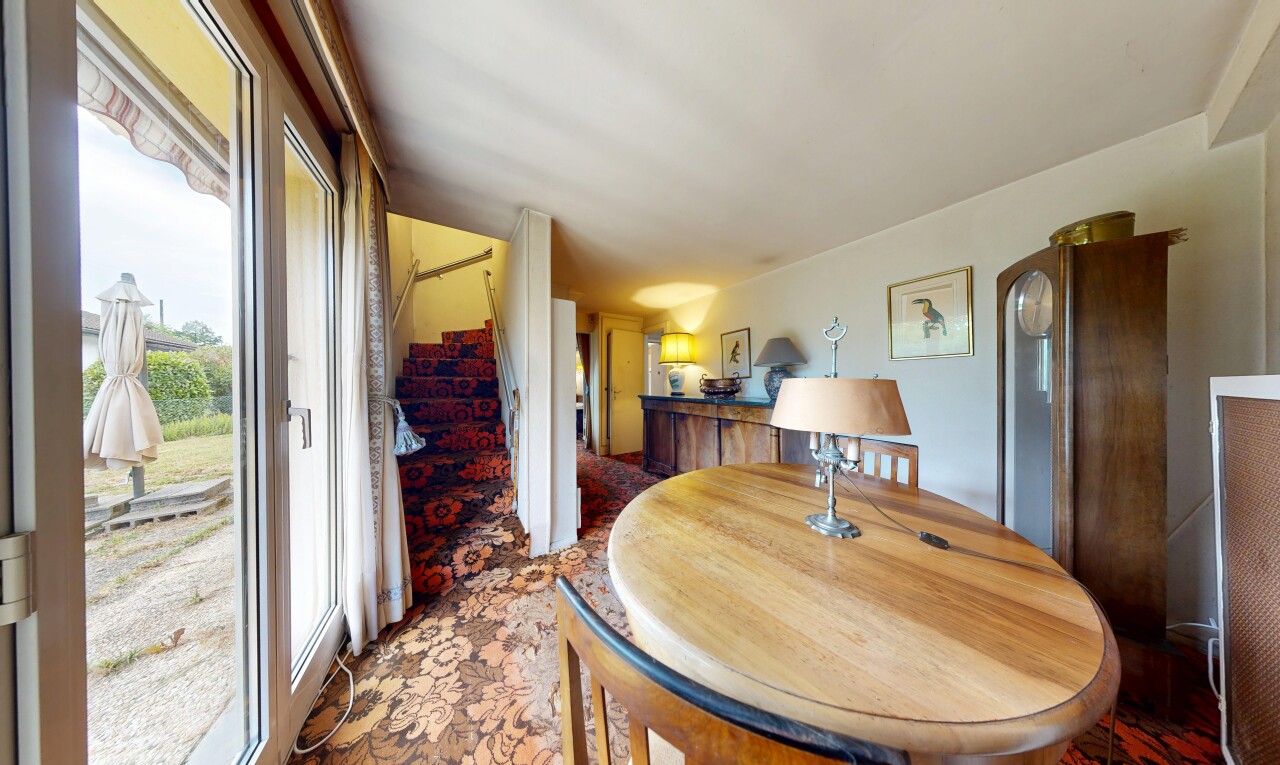 salle à manger avec escaliers, cloison sèche, drywall, lumière naturelle, et natural light