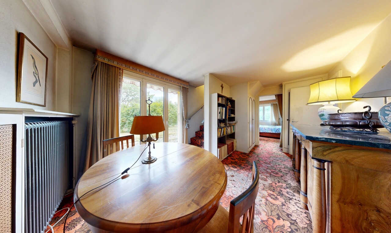 salle à manger avec inside property, radiateur, escaliers, lumière naturelle, et natural light