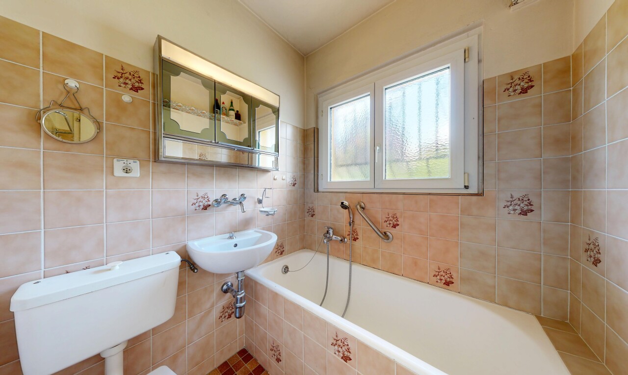 salle de bains avec salle de bain complète, bain, miroir, évier, et inside property