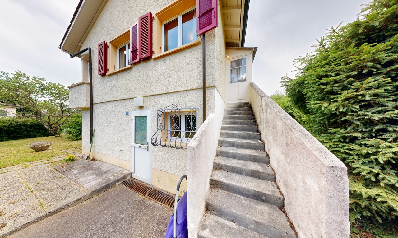 façade avec from property, bardage en stuc, overcast, et escaliers