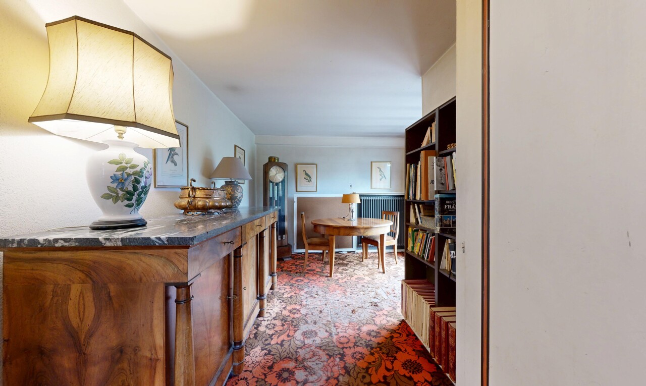 cuisine avec dark countertops, cloison sèche, drywall, inside property, et moquette