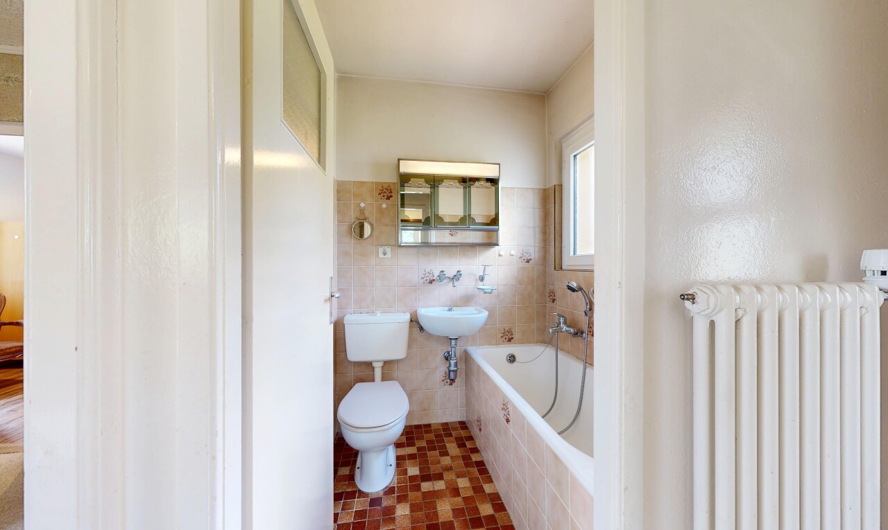 salle de bains avec miroir, bain, radiateur, salle de bain complète, et toilette