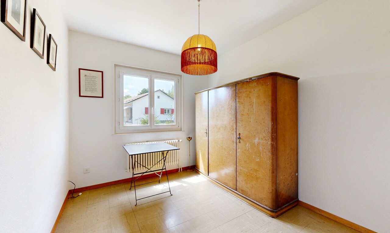 chambre avec lumière naturelle, natural light, radiateur, inside property, et plinthes murales