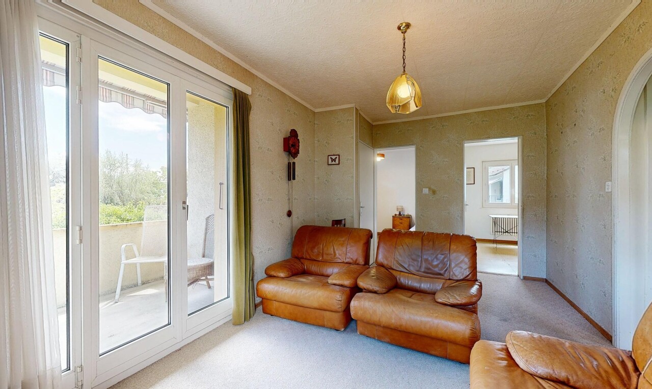 salon avec moquette, carpet, lumière naturelle, natural light, et inside property