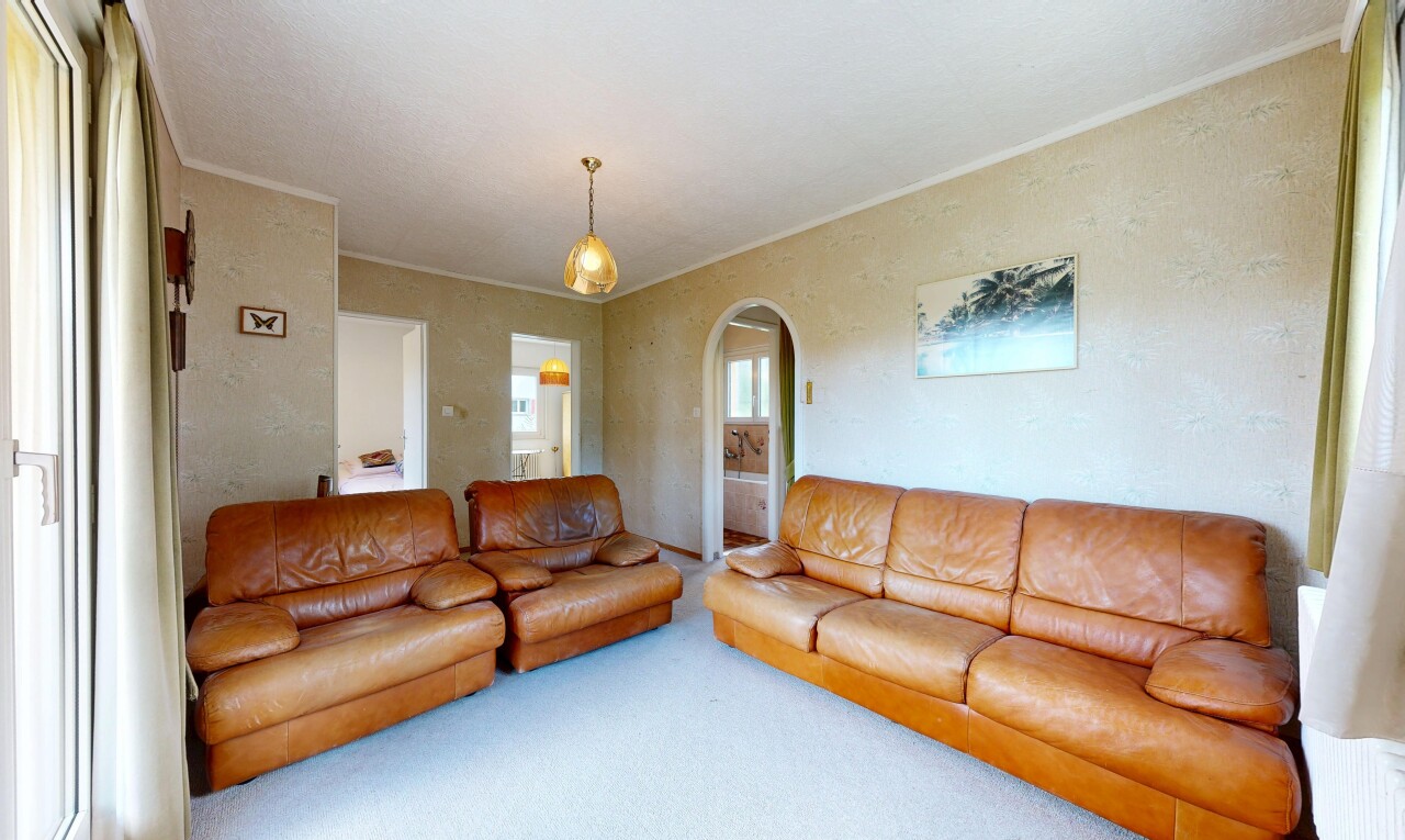 salon avec passages en arc, moquette, carpet, inside property, et moulures