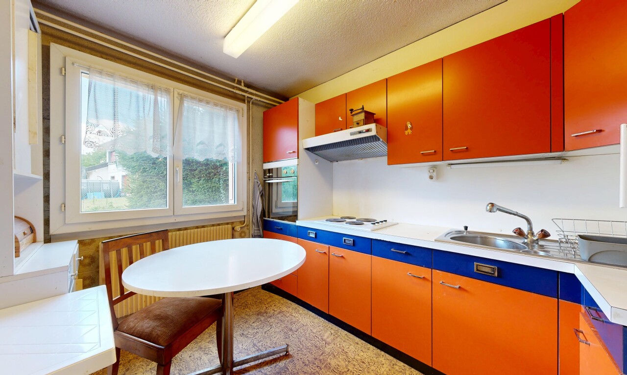 cuisine avec hotte, four, évier, plans de travail, et light countertops