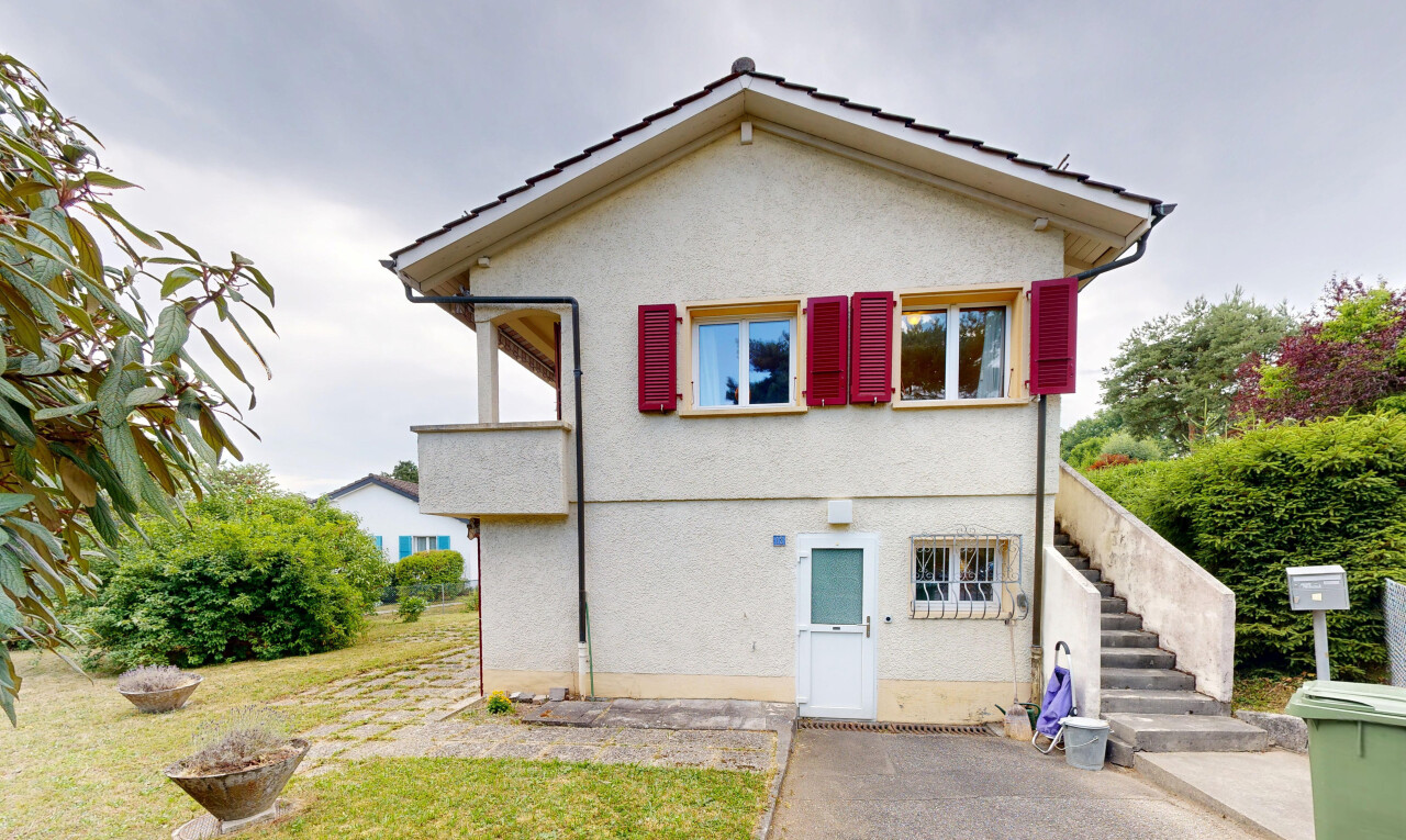 façade avec overcast, escaliers, bardage en stuc, from property, et pelouse