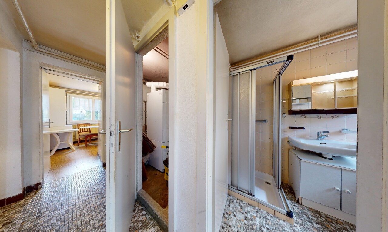 salle de bains avec salle de bain attenante, salle de bain complète, douche, miroir, et inside property