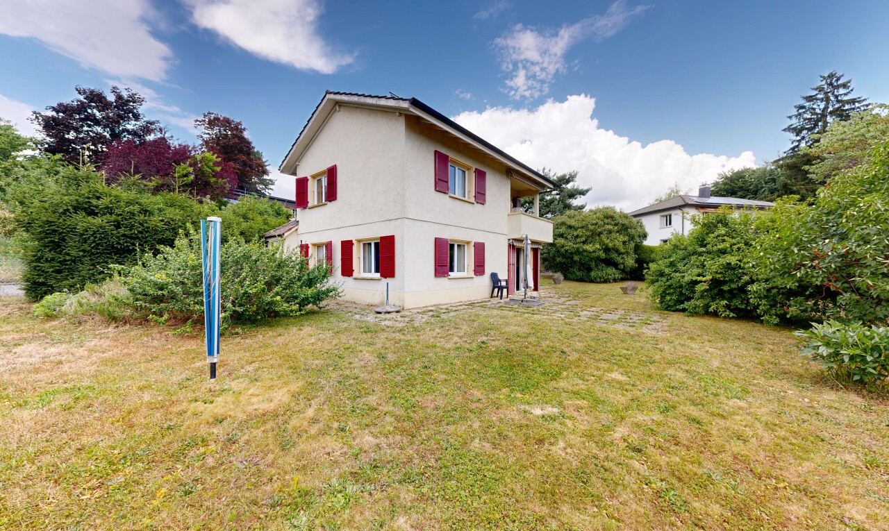 façade avec pelouse, property visible, bardage en stuc, day time, et balcon