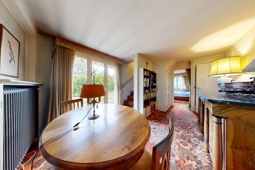 salle à manger avec inside property, radiateur, escaliers, lumière naturelle, et natural light