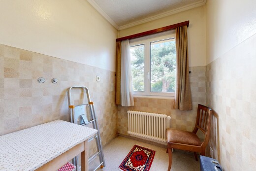 chambre avec radiateur, lumière naturelle, natural light, inside property, et mur en carrelage