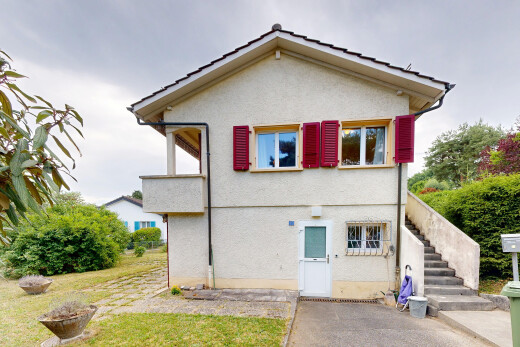 façade avec overcast, escaliers, bardage en stuc, from property, et pelouse