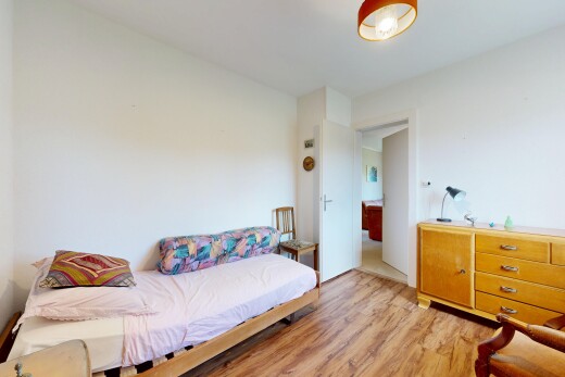 chambre avec sol en finition bois, wood finish floor, cloison sèche, drywall, et inside property