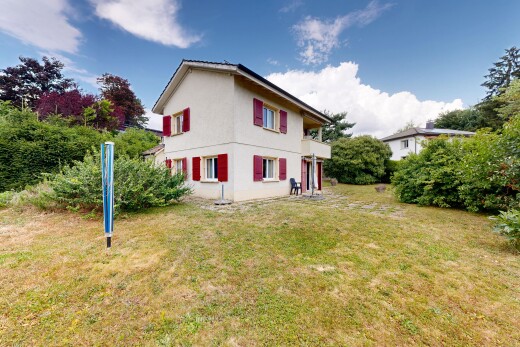 façade avec pelouse, property visible, bardage en stuc, day time, et balcon