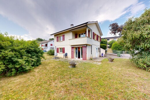 façade avec property visible, pelouse, balcon, day time, et bardage en stuc